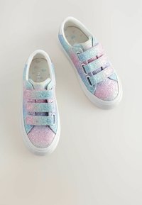 Baskets pailletées présentant un dégradé de tons bleus, roses et lavande, avec trois bandes Velcro réglables et une semelle en caoutchouc blanche.
