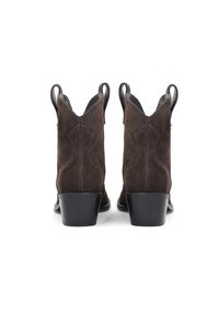 Cizme de gleznă din suede maro, cu vârf ascuțit, două tab-uri de tragere și un toc jos, gros. Prezintă detalii cusute pe laturile superioare.