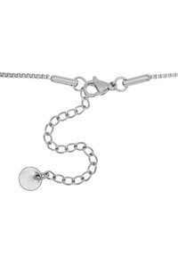 Collana in argento con chiusura a gancio, design a maglie flessibili e catena regolabile con dettaglio pendente circolare.