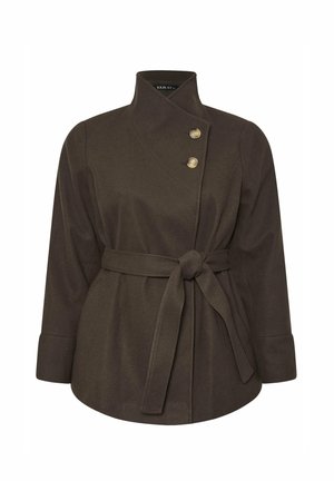 Donkerbruin damesjas met hoge kraag, twee knopen op de schouder, lange mouwen en een strikriem in de taille.