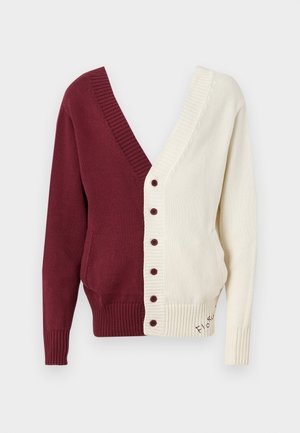 Tofarvet cardigan med en maroon venstre side og en creme højre side. Har V-hals, ribbede manchetter, lommer og matchende knapper.