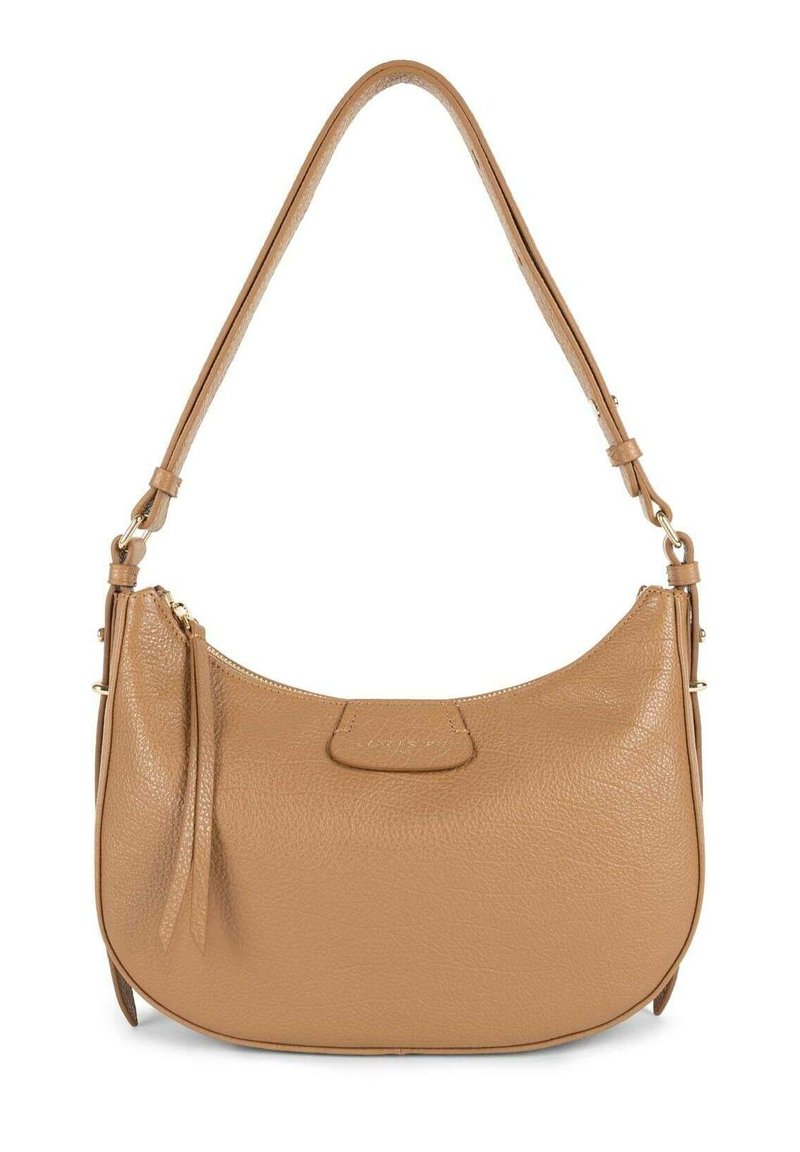 Borsa a spalla in pelle color cuoio con forma curva, patch con logo e una lunga tracolla. Presenta una texture morbida e un piccolo dettaglio con nappina.