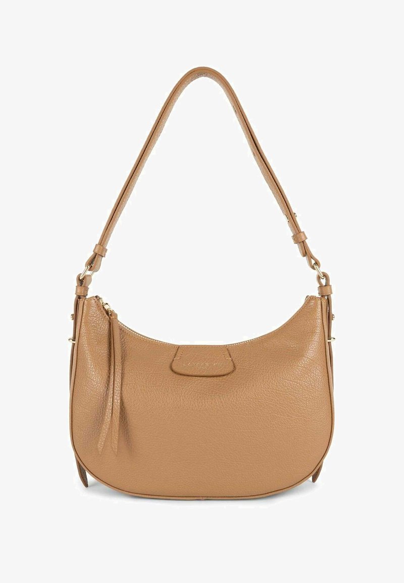 Borsa a spalla in pelle color cuoio con forma curva, patch con logo e una lunga tracolla. Presenta una texture morbida e un piccolo dettaglio con nappina.