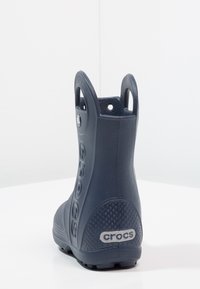 Stivale in gomma navy Crocs con finitura strutturata, forma arrotondata, manico posteriore per una facile calzata e dettaglio del logo sul tallone.
