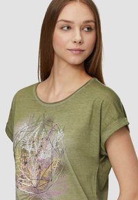 QS MIT FRONT - T-shirt imprimé - helles olivgrün