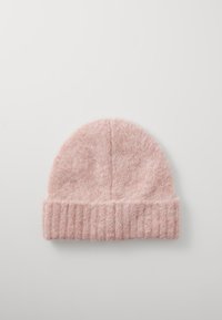 Gorro de punto de color rosa claro con una textura suave, con un puño acanalado y parte superior redondeada, exhibido sobre un fondo blanco.