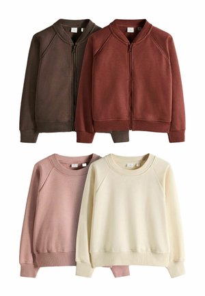 Due giacche marroni con cerniera e due felpe girocollo, una rosa e una color crema, esposte su uno sfondo bianco.