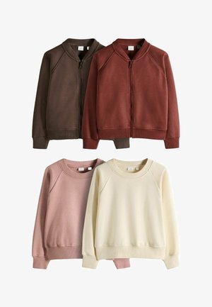 Dos chaquetas marrones con cremallera y dos sudaderas de cuello redondo en rosa y crema, exhibidas sobre un fondo blanco.