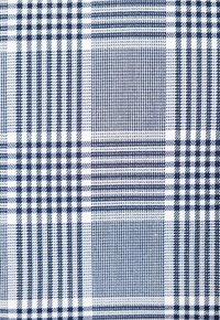 Granatowo-biała tkanina w kratkę, z naprzemiennie dużymi i małymi kwadratami, wyeksponowana w układzie siatki z różnymi grubościami linii.