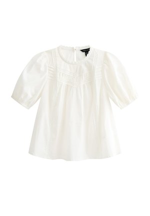 Witte blouse met korte mouwen, kantafwerking, geplooide frontdetails en een ronde hals met een knoopsluiting aan de achterkant.