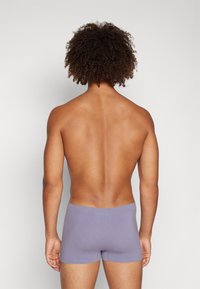Lila Stretch-Baumwoll-Boxershorts mit nahtlosem Design; sichtbarer glatter Bund, enganliegende Passform und keine sichtbaren Muster oder Akzente.
