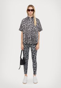 MICHAEL Michael Kors CHEETAH  - Κολάν - Παντελόνια - aluminum