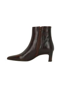 Bruine leren enkelboot met een puntige neus, zijrits en een hak van 4 cm. Gladde textuur met een subtiele glans en rode ritsaccenten.