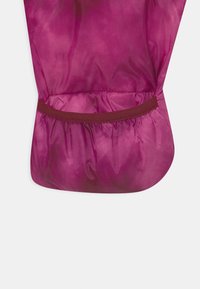 Lichtgewicht, transparante magenta stof met een zachte textuur, met een gathered elastische tailleband en een afgeronde zoomafwerking.