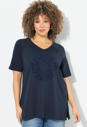 Donkerblauwe t-shirt met korte mouwen en v-hals, gemaakt van zacht materiaal, met een cirkelvormig tekstpatroon in een lichtere tint blauw op de voorkant.