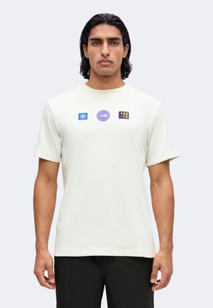 The North Face, EXPLORER BADGES RELAXED SHORT SLEEVE TEE GRAPHIC UNISEX - Μπλουζάκι με στάμπα - white dune