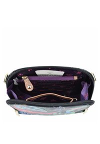 Zwart met rits portemonnee met meerdere compartments, paarse bloemenvoering en leren accenten. Bevat kaartslots en een muntzakje.