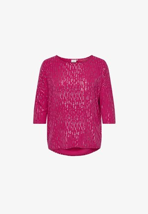 Fuksjowa bluzka z rękawami trzyczwartowymi, z teksturowanym wzorem pionowych metalicznych pasków, lekko zaokrąglona linia hemu. Miękki materiał.