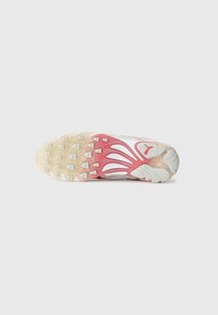 Pantofi sport cu un superior texturat de culoare gri, accente roz și o talpă din cauciuc cu modele de aderență și multiple crampoane.