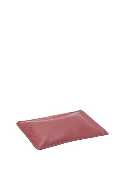 Borsello in pelle rosso con superficie testurizzata, forma rettangolare e rifinitura grigia a contrasto sui bordi. Design semplice e senza parti metalliche visibili.