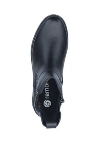 Botín negro con superficie de cuero suave, puntera redonda, paneles laterales elásticos y una lengüeta en la parte posterior; el interior presenta una plantilla con marca.