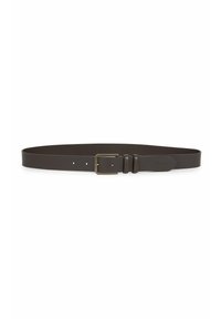 Bruine leren riem met een gladde textuur, rechthoekige metalen gesp, vijf verstelgaten en dubbele loops voor extra detail.