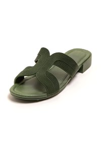 Sandalia de color verde con diseño cruzado hecha de material texturizado y un tacón bajo. Plantilla suave para mayor comodidad.