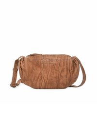 Bolso de hombro de cuero marrón con un acabado texturizado, forma redondeada y correa ajustable; cuenta con un parche con el logo en un lado.