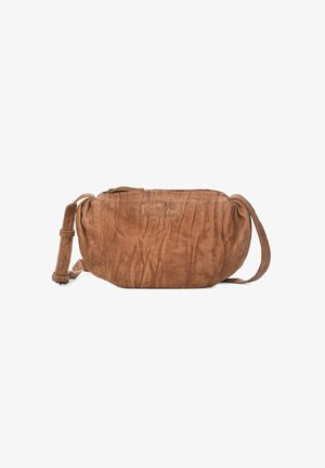 Sac en cuir marron à bandoulière avec une finition texturée, de forme arrondie et une sangle réglable ; il présente une étiquette logo sur un côté.