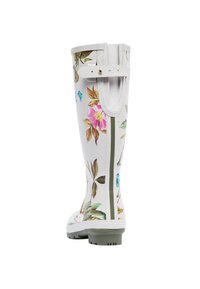 Bota de lluvia blanca con patrones florales en rosa y azul. Presenta una superficie texturizada, una franja de acento verde y una correa ajustable con hebilla.