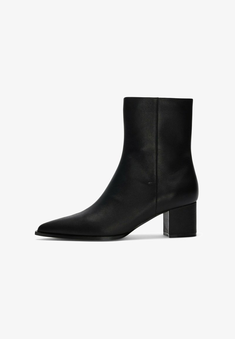 Bota tobillo de cuero negro con punta afilada y tacón ancho. Textura lisa, diseño minimalista y acabado sin costuras.