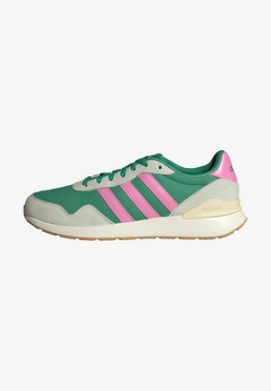 Groene sneaker van mesh en suède met drie roze strepen, groene veters en een beige zool. Beschikt over een gestructureerd ontwerp en logodetail op de hiel.