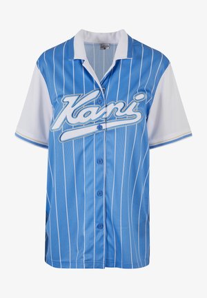 Tricou de baseball albastru deschis, cu dungi albe, mâneci scurte și nasturi în față. Prezintă inscripția „Kani” în litere cursive albe.