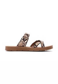 Chanclas de dos correas con un patrón de piel de serpiente en bronce metálico, con una suela de goma marrón y detalles en negro. Diseño plano, estilo casual.