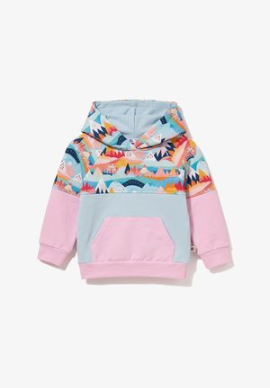 Dziecięca bluza z kapturem z wielokolorowymi wzorami gór na piersi i kapturze, jasnoniebieską środkową częścią oraz jednokolorowymi różowymi rękawami i kieszenią.