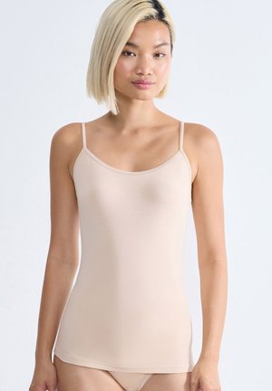Beige cami med tynde stropper, lavet af et glat stof. Har en rund halsudskæring og en tætsiddende design, ideel til lag-på-lag.