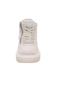 Baskets montantes en suède gris clair avec un laçage à l'avant, une fermeture éclair sur le côté et une semelle en caoutchouc blanc. Lacets plats et accents de branding minimalistes.