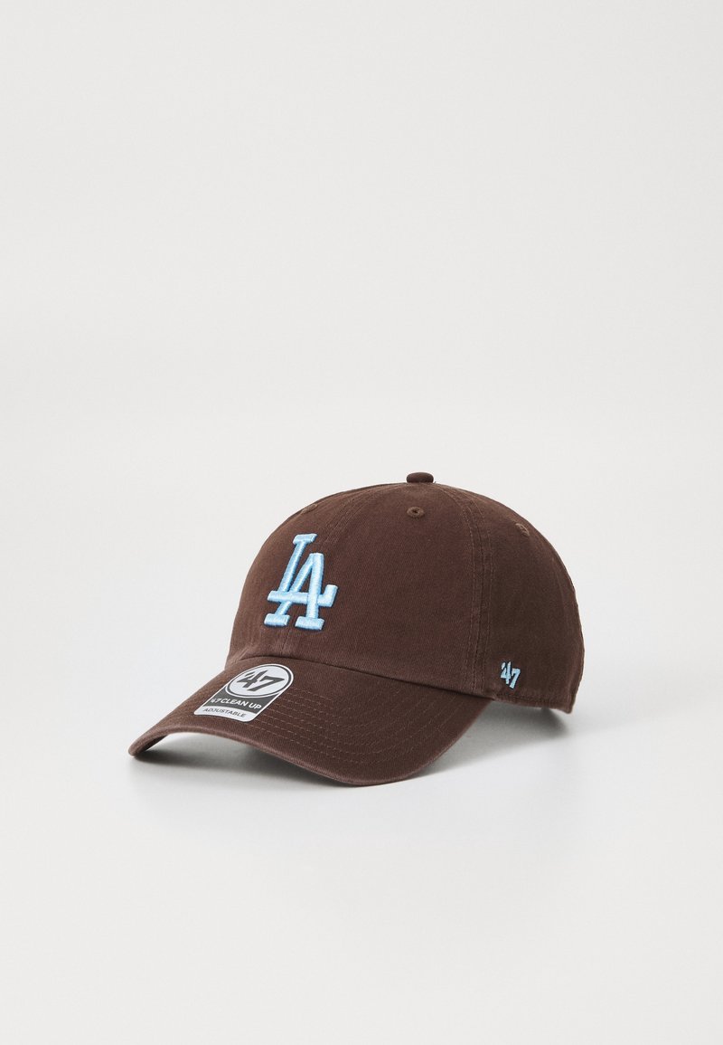 Casquette de baseball marron ajustable avec logo "LA" bleu clair à l'avant et étiquette de la marque '47 sur le côté et la visière.