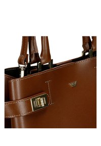 Hnědá syntetická kabelka s dvěma rukojeťmi, zlatými kovovými doplňky a strukturovaným designem. S logem a prošívanými okraji.