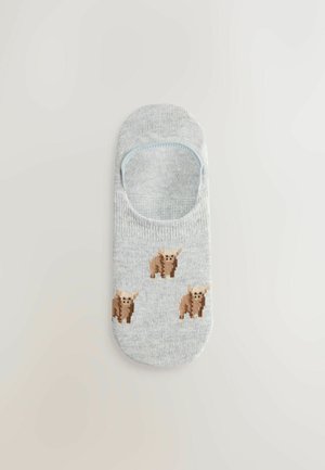 Pilkos spalvos kulkšnies kojinė iš minkštos medžiagos, turinti tekstūruotą paviršių ir dvi rudų meškų figūrėlių raštą ant kojinės.