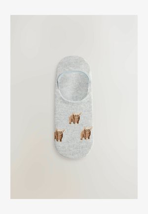 Grå ankelstrømpe lavet af blødt materiale med en tekstureret overflade og et mønster med to brune bjørnemotiver placeret på strømpen.