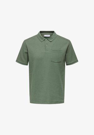 Vihreä polo-paita, joka on valmistettu teksturoidusta kankaasta. Paita sisältää kauluksen, kaksipainikkeisen avauksen ja rintataskun. Lyhyet hihat ja yksivärinen muotoilu.