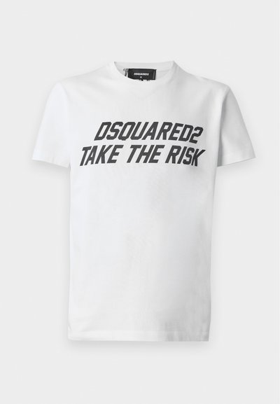 T-shirt blanc à manches courtes avec texte noir « "DSQUARED2 TAKE THE RISK" » sur la poitrine.