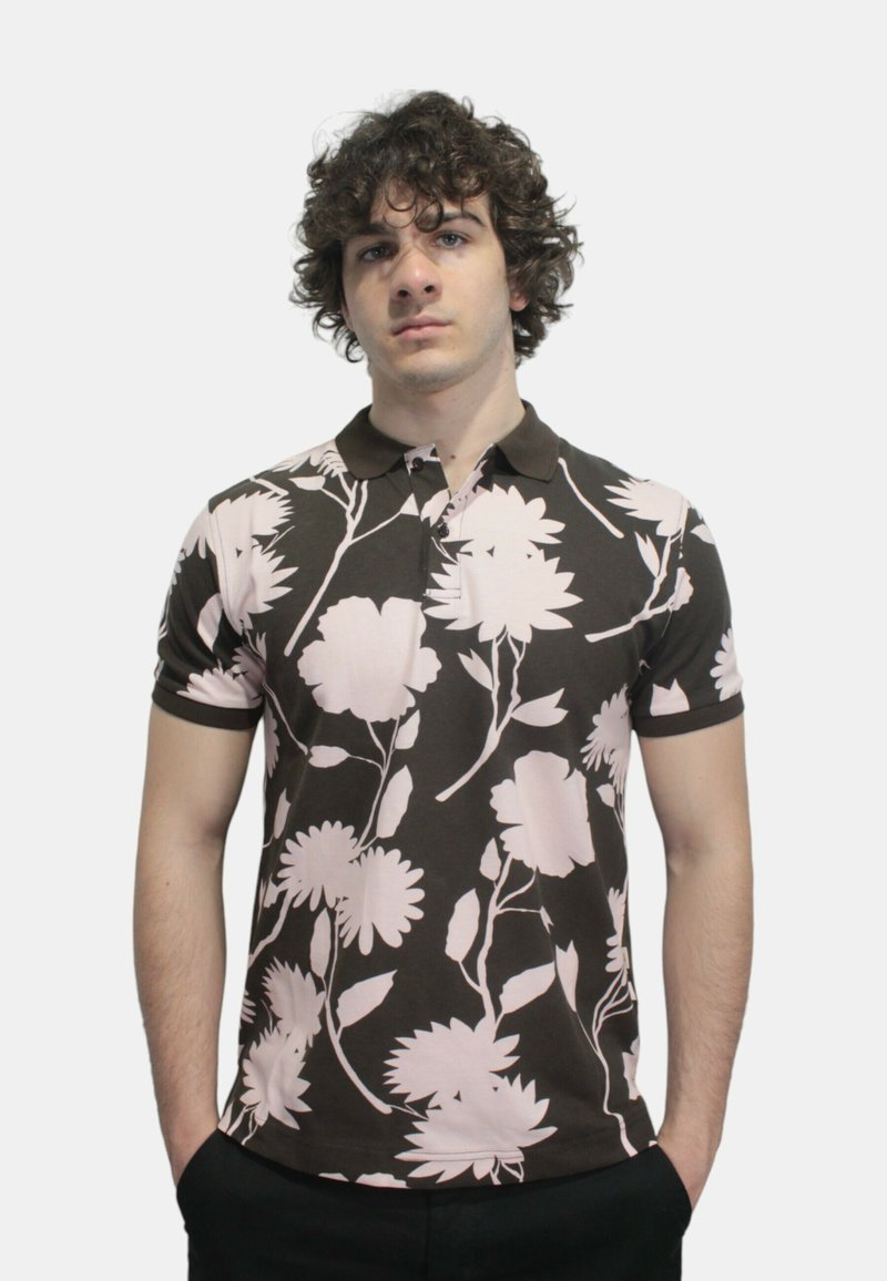 Polo shirt marrone con motivo floreale rosa, maniche corte e colletto. Texture liscia con un design aderente.