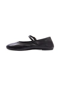 Schwarze Leder-Ballerinas mit runder Zehenpartie, schmalem Riemen über dem Fußrücken und niedrigem Absatz. Glatte Textur und minimalistisches Design.