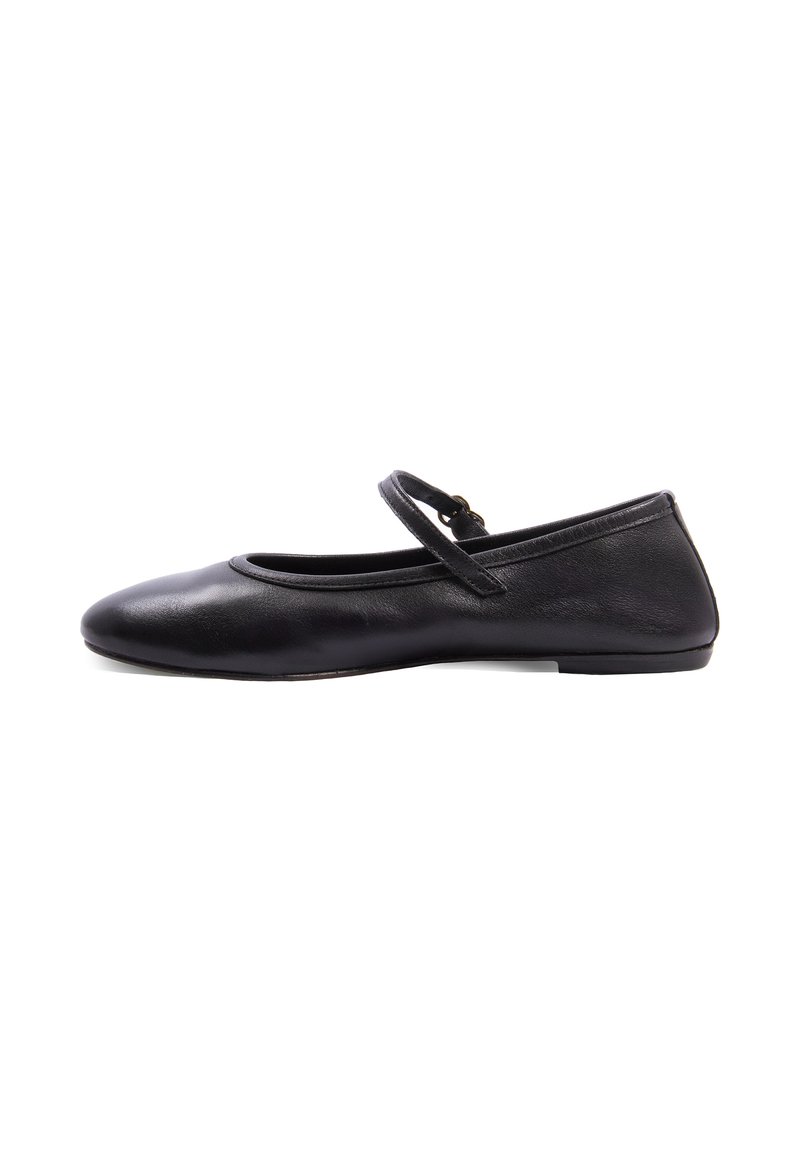 Schwarze Leder-Ballerinas mit runder Zehenpartie, schmalem Riemen über dem Fußrücken und niedrigem Absatz. Glatte Textur und minimalistisches Design.