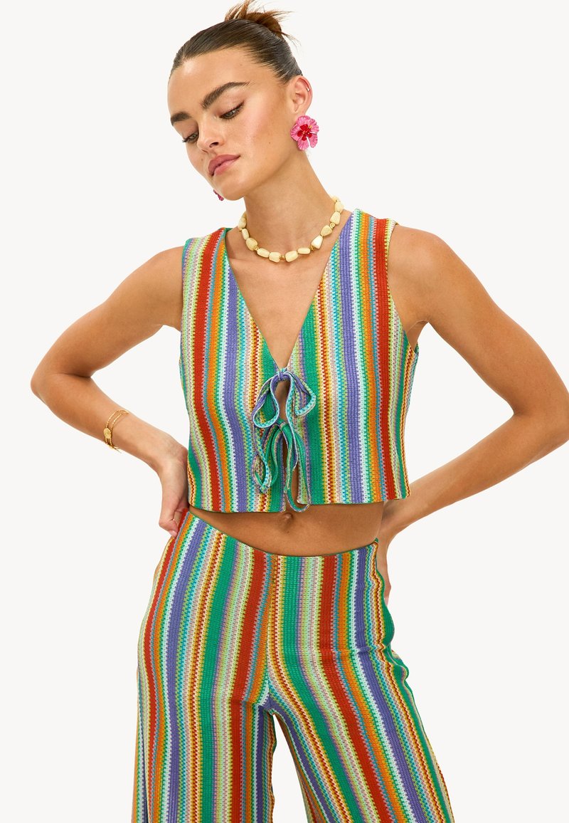 Top court sans manches rayé aux teintes multicolores de vert, orange et violet, avec un décolleté en V profond et un détail à nouer à l'avant.