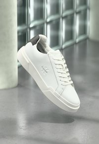 Valimata, white/black