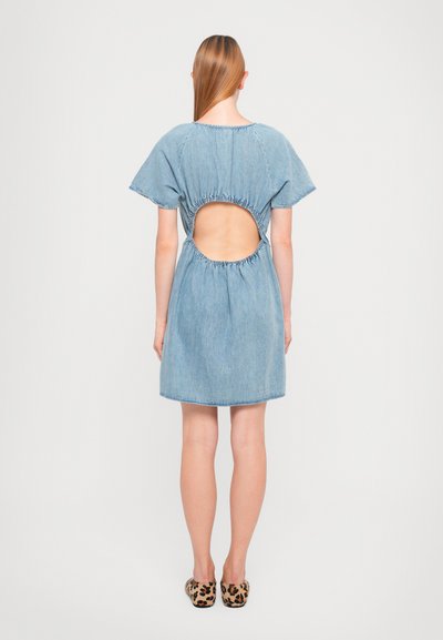 Τζιν φόρεμα με κοντά μανίκια και ανοιχτή πλάτη. Διαθέτει συγκέντρωση στη μέση, σταθερό φωτεινό μπλε χρώμα και ίσια στρώση.