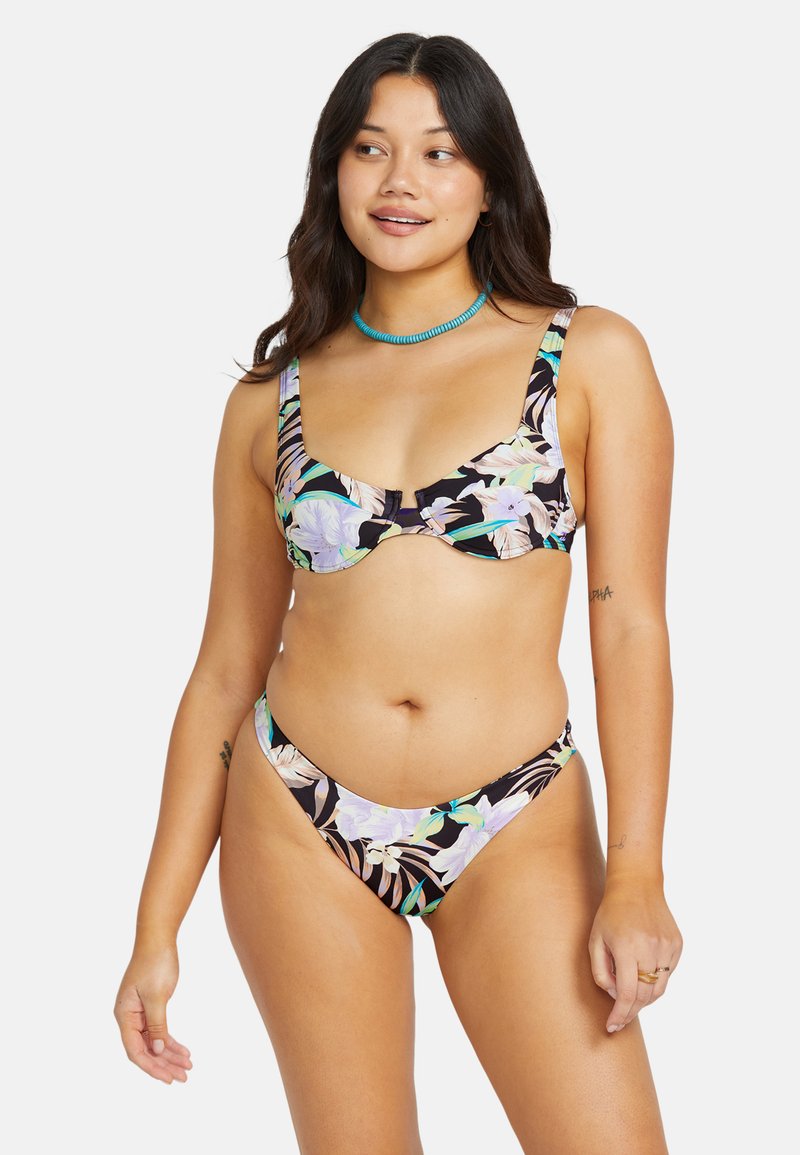 Blommig bikiniuppsättning med svart bakgrund, lätta lila och gröna botaniska mönster, med en strukturerad topp och lågt skurna byxor.